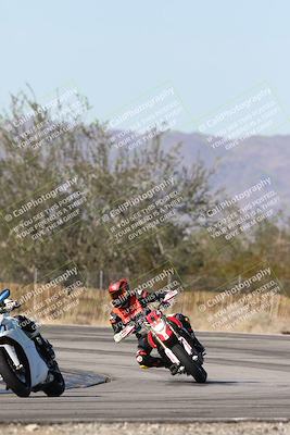 media/Dec-01-2025-Moto Forza (Mon) [[2daa91e15f]]/3-Beginner Group/Session 3 (Turn 3)/